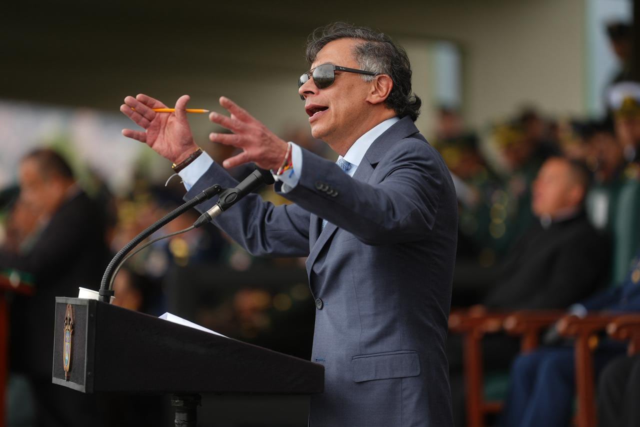 Durante una ceremonia militar en Bogotá, el presidente enfatizó que siempre ha actuado dentro de los límites de la Constitución y rechazó las versiones que lo señalaban de buscar permanecer en el poder - crédito Presidencia de la República