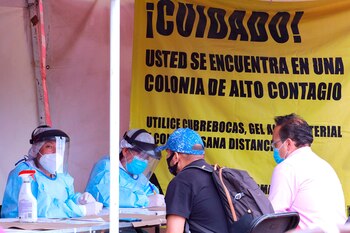 Personal de salud aplica pruebas covid-19 en un módulo instalado hoy, lunes en Ciudad de México. EFE/Carlos Ramírez