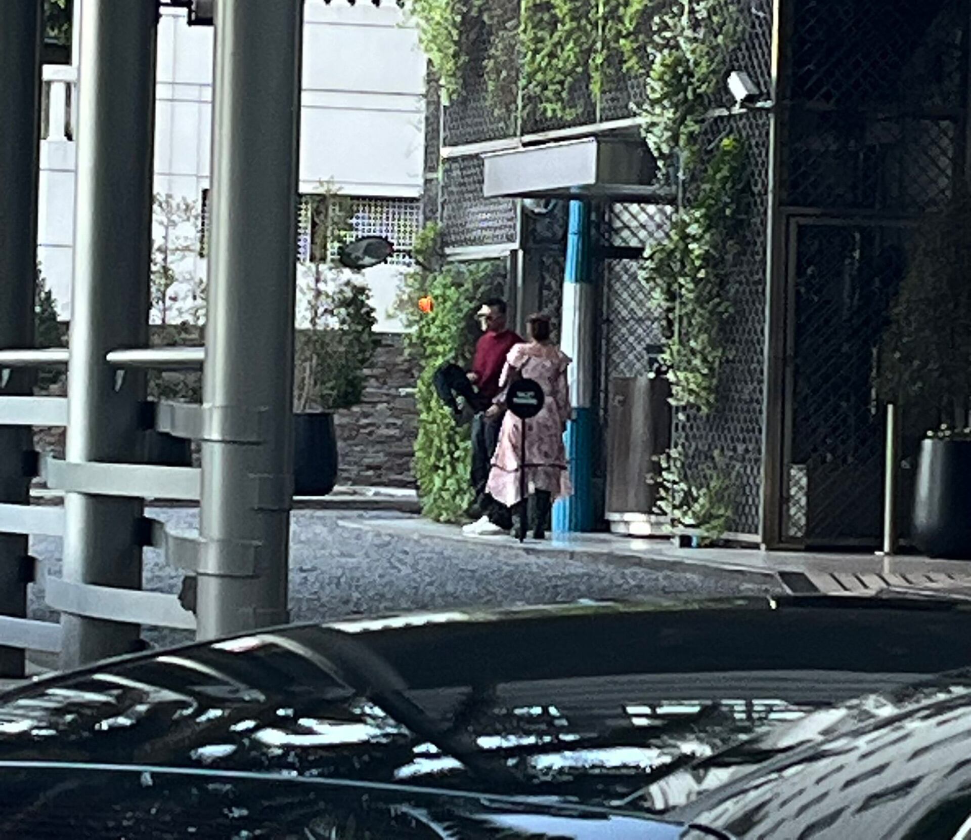 Los padres de la artista también se sumaron en su vista a la Argentina (@lipasdaily/X)