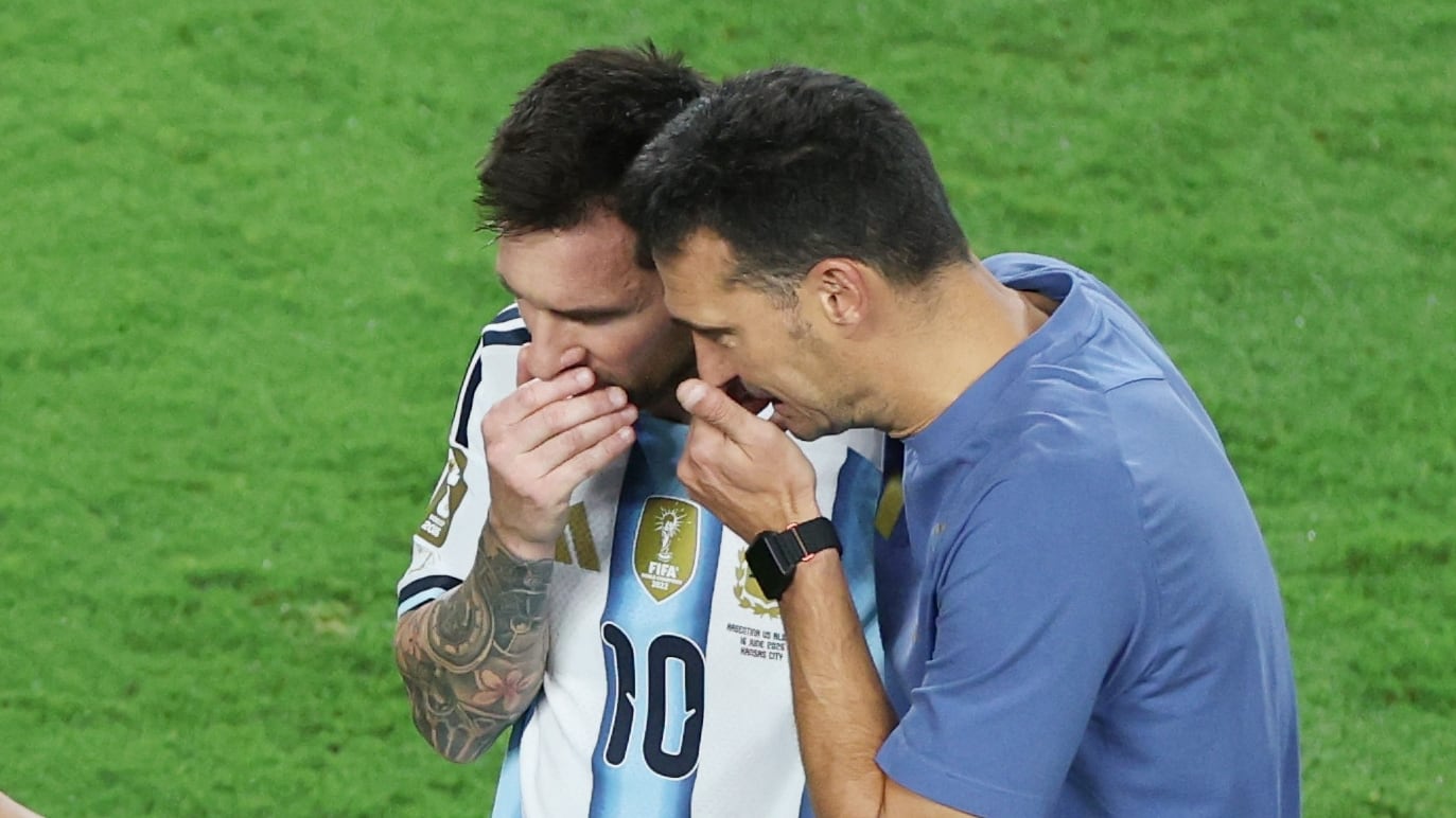 Messi junto a Scaloni en el Mundial (REUTERS/Siphiwe Sibeko)
