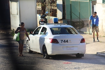 Agentes de la Seguridad del Estado bloquearon este 8 de septiembre la salida de Berta Soler y su esposo, Ángel Moya Acosta, de la sede de las Damas de Blanco en el barrio habanero de Lawton, en lo que la líder opositora denunció ante Radio Martí como una violación directa a la libertad religiosa del movimiento, el día en que la Iglesia católica celebra a la Virgen de la Caridad del Cobre.