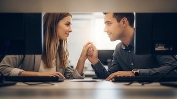 Amor en el trabajo: por qué las empresas en España no pueden intervenir en las relaciones sentimentales entre sus empleados