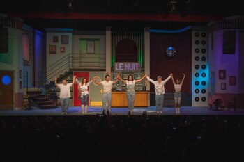 El saludo del elenco de