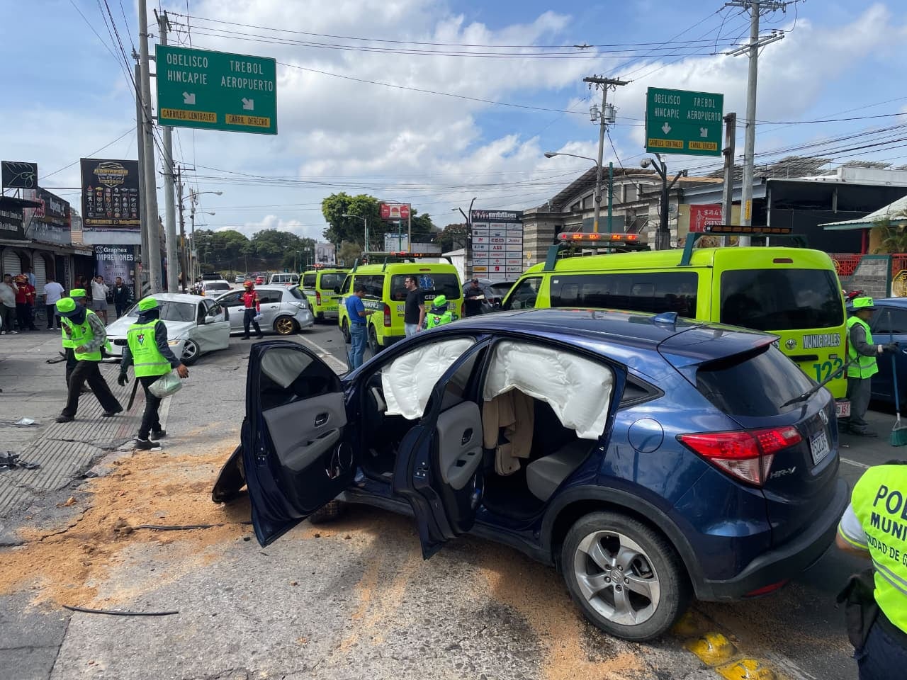 Las autoridades realizan pericias para determinar las causas del accidente de tránsito ocurrido en la 14 calle de la zona 9. (Bomberos Municipales)
