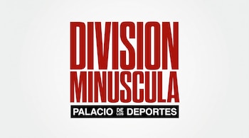 Texto en letras rojas que dice División Minúscula sobre un rectángulo negro con la leyenda Palacio de los Deportes en blanco.