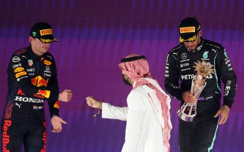 Hamilton y el trofeo, junto