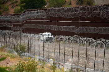 Un vehículo en la zona fronteriza entre Estados Unidos y México cerca de Nogales, Arizona (Foto AP/Jae C. Hong, Pool)