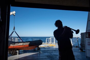 Serkan Dadak, marinero y trompetista.