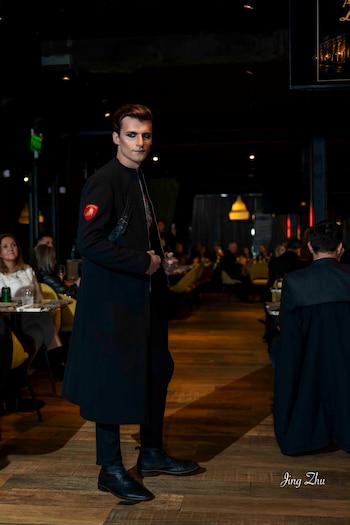 La pasarela masculina apostó por capas y superposiciones, con contraste de texturas y predominio del negro