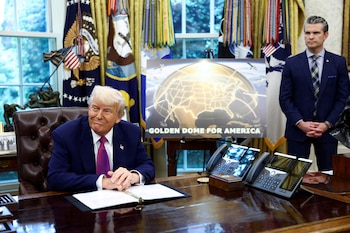 El presidente de Estados Unidos, Donald Trump, hace un anuncio sobre el escudo antimisiles Cúpula Dorada junto al secretario de Defensa de Estados Unidos, Pete Hegseth, en el Despacho Oval de la Casa Blanca en Washington, D.C., EE. UU., el 20 de mayo de 2025 (REUTERS/Kevin Lamarque)