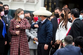 El presidente de Perú, Pedro Castillo, saluda a la presidenta del Congreso, María del Carmen Alva, frente al Congreso peruano en Lima (REUTERS/Sebastián Castañeda/Archivo)