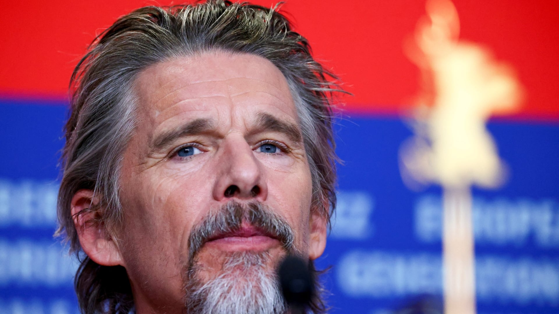 Ethan Hawke sorprendió al revelar que prefiere a su hijo Levon Roan Thurman-Hawke como protagonista de una posible película sobre su vida (REUTERS/Nadja Wohlleben)