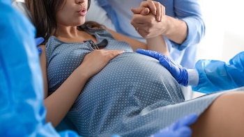 Varias sanitarias asisten a una mujer durante el parto