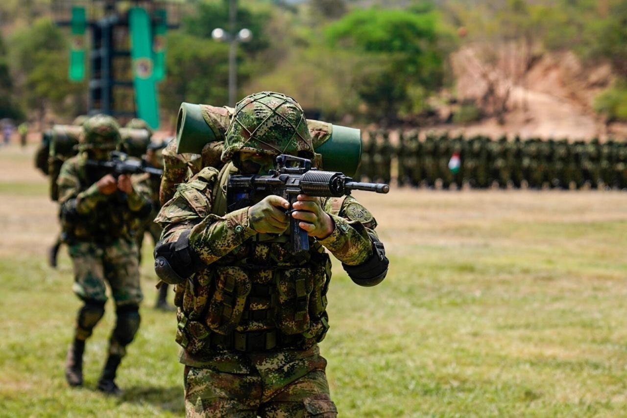 Tropas del Ejército habrían llegado a una vivienda familiar y, presuntamente, habrían abordado de manera violenta a los ocupantes. El campesino Luis Carlos Mojica habría llegado al sitio para verificar lo que estaba pasando - crédito Ejército Nacional/X
