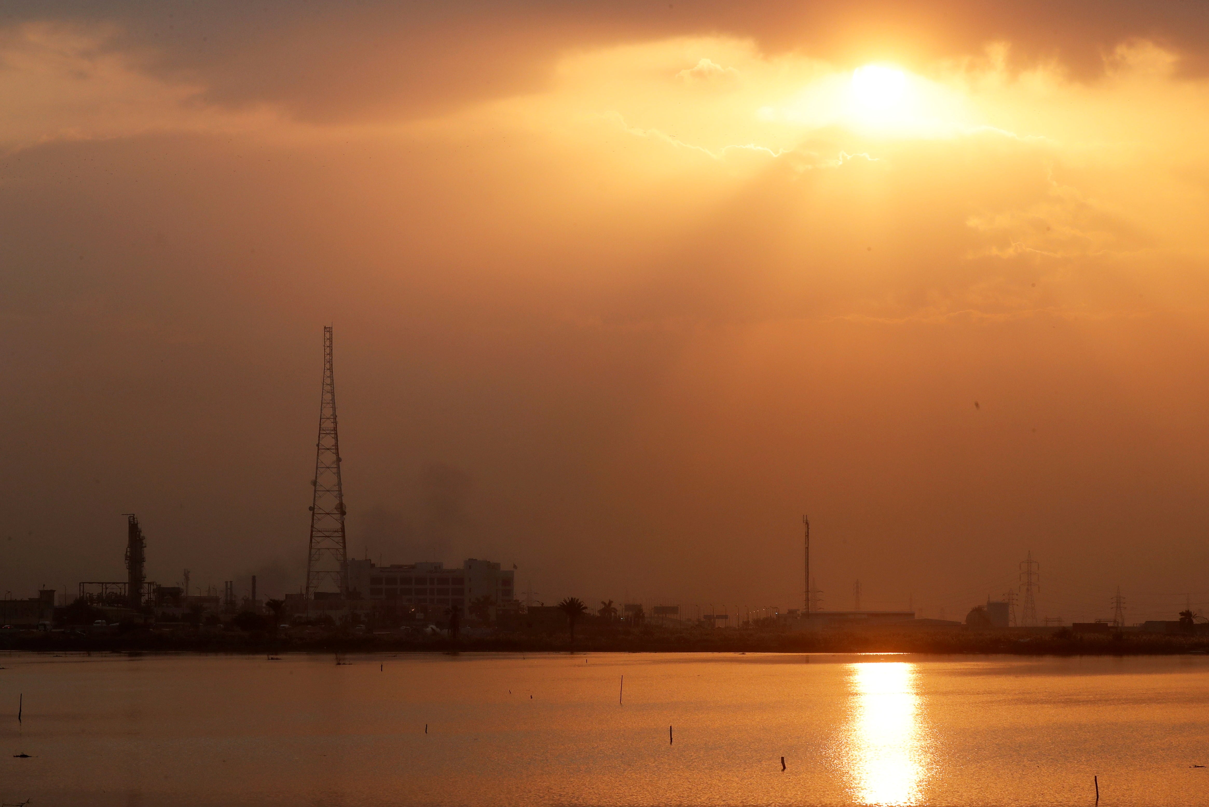 Vista general de fábricas de cemento y petróleo junto a un lago salado al atardecer cerca del puerto de la ciudad mediterránea de Alejandría, al norte de El Cairo (REUTERS/Amr Abdallah Dalsh)