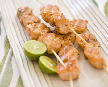Brochetas de salmón (Getty Images)