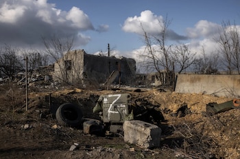 Vehículos militares destruidos en una
