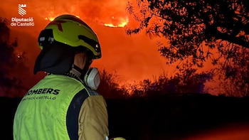 Tres fuegos amenazan Castellón y obligan a confinamientos y evacuaciones: riesgo extremo de incendios en la Comunidad Valenciana