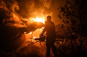 (Foto de ARCHIVO)
Una persona trabaja en las labores de extinción del incendio forestal, a 26 de julio de 2026, en La Adrada, Ávila, Castilla y León (España). (César Vallejo Rodríguez/Europa Press)