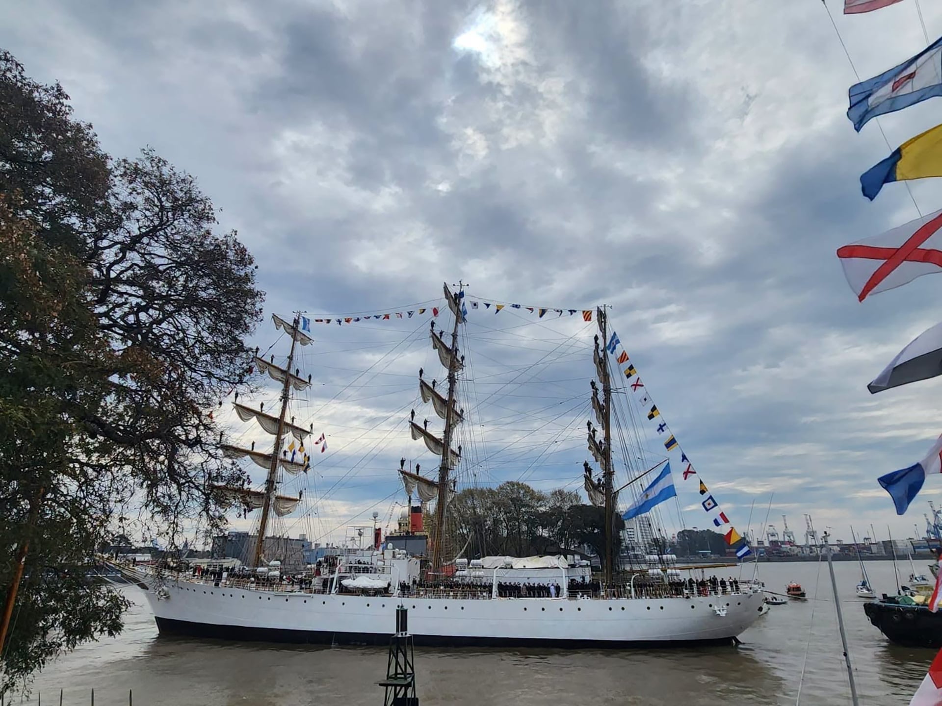 La ARA “Libertad” recibió en Brasil a autoridades navales de Argentina, Brasil y Paraguay en un encuentro del CAMAS para fortalecer la cooperación regional (Amigos de la Fragata Libertad)