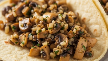 Tacos exprés: champiñones al ajillo en tortillas de maíz, perfectos para todos