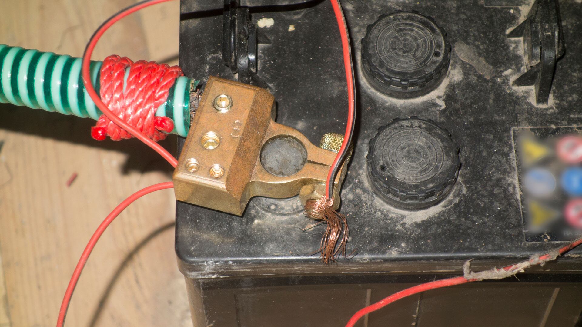 Los bornes deben estar limpios. Si tienen óxido o están sulfatados, puede significar que la batería no está en buenas condiciones