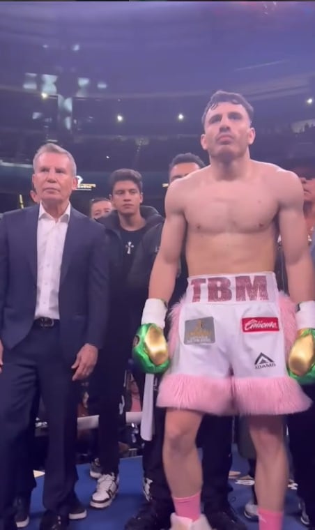 El menor de los Chávez salió al ring acompañado de su padre. (Captura de Video IG Omar Chávez)