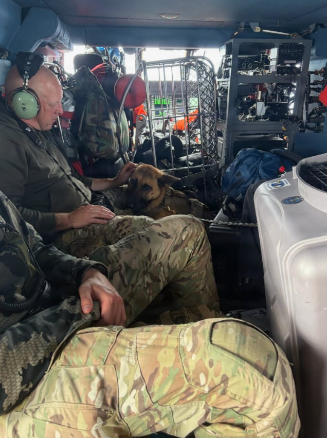 Las unidades caninas rastrearon la isla junto a efectivos de la Policía Estatal de Míchigan durante varios días antes de dar con él (U.S. Coast Guard photo, courtesy Air Station Traverse City)