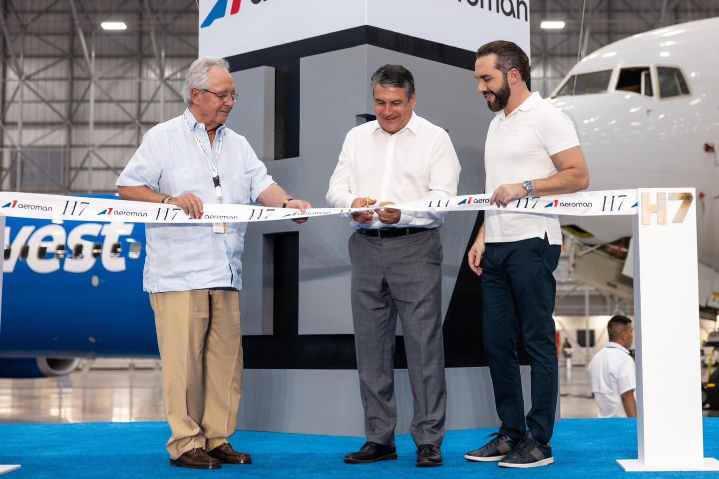 El presidente Nayib Bukele, junto al empresario Roberto Kriete, durante la inauguración del Hangar 7 de AEROMAN en abril de 2026 en el Aeropuerto Internacional de El Salvador, posicionado como el centro de mantenimiento aeronáutico más grande del mundo. (Cortesía: Casa Presidencial)
