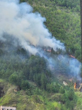 Autoridades atienden tres incendios de cobertura vegetal en Bello, Antioquia - crédito @AlcaldiadeBello / X