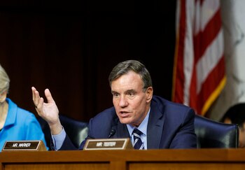 El senador demócrata Mark Warner,