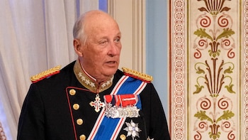 Miles de personas participan en Oslo en el funeral del rey Harald V de Noruega
