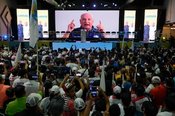 El ex mandatario Ricardo Martinelli envió un mensaje en video a los partidarios de Mulino durante un acto de clausura de campaña en la Ciudad de Panamá el domingo 28 de abril de 2024 (Foto AP/Matías Delacroix)