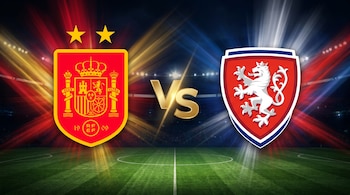 Escudo de la selección de España a la izquierda y escudo de Chequia a la derecha, separados por las letras VS en dorado sobre un campo de fútbol.