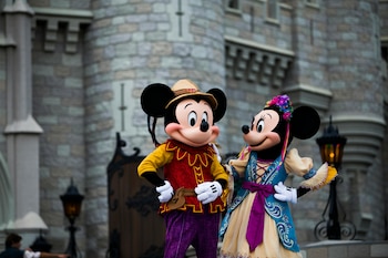 Mickey y Minnie Mouse en un parque Disney.
