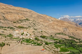 La aldea de Dhankar alberga un monasterio milenario sobre el acantilado. (Freepik)