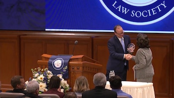 La premiación de la abogada