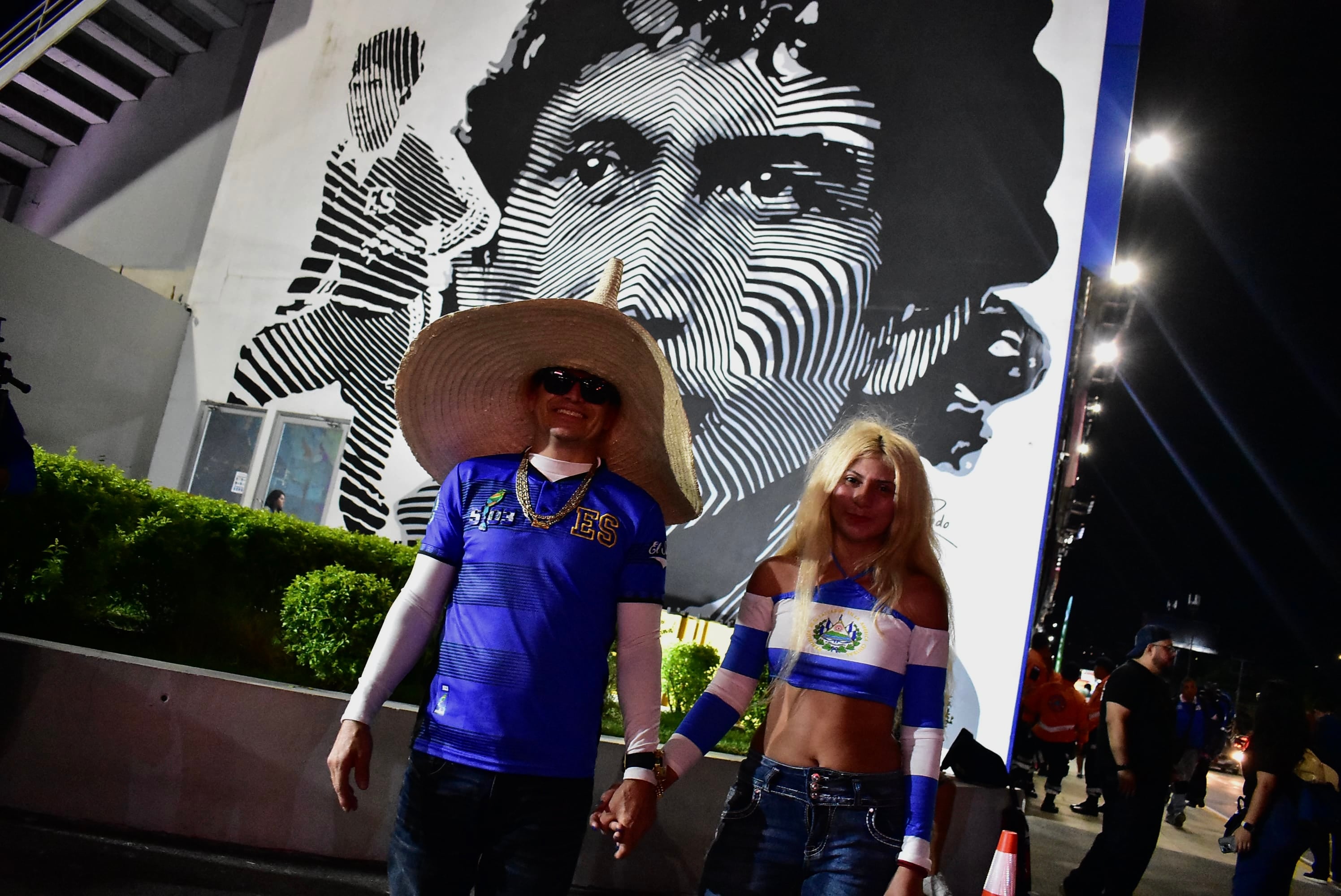 Algunos aficionados buscan llegar vestidos con personajes alusivos a la cultura salvadoreña, como este de sombrero que simboliza al Cipitío. (Infobae Centroamérica/Emerson Del Cid)