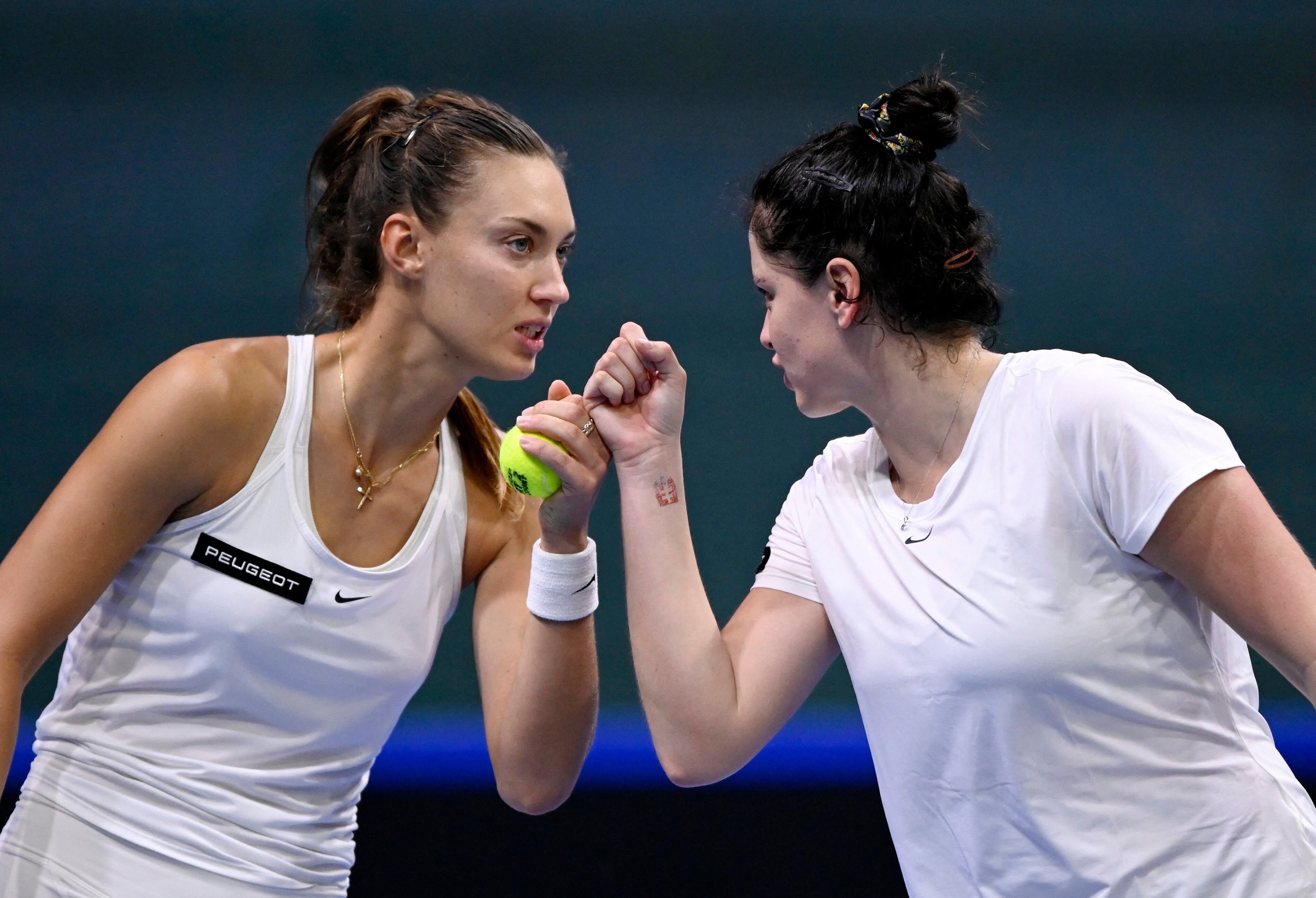 Tereza Mihalikova y Viktoria Hruncakova jugando para Eslovaquia una serie de la Billie Jean King Cup (Fuente: Reuters)