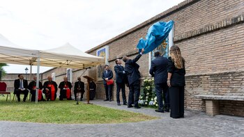 Entronización del mosaico de Nuestra Señora de Luján en los Jardines Vaticanos