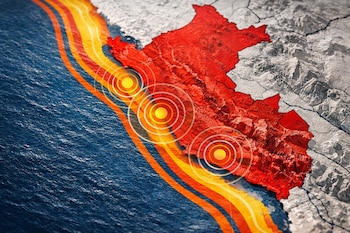 Un mapa topográfico de Perú en rojo muestra su costa junto al océano Pacífico azul. Líneas naranjas y amarillas indican el Cinturón de Fuego, con tres epicentros sísmicos.