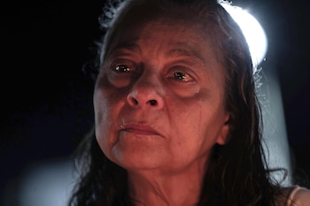 Una mujer emocionada en la