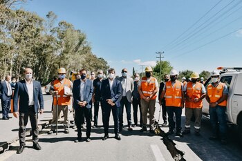 Los funcionarios, junto a los