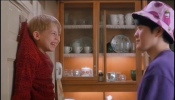 Furufuru aparece en una escena de "Mi pobre angelito" con Macaulay Culkin. (Captura de video)