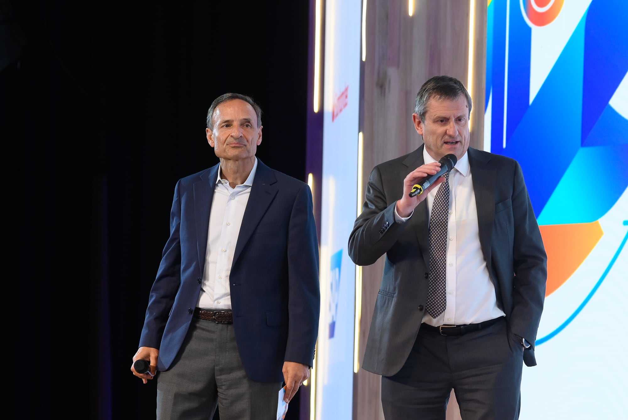 El titular del 62° Coloquio de IDEA y CEO del Grupo Galicia, Fabián Kon, y el presidente de IDEA, Santiago Mignone, durante el discurso de cierre del eventoFuente IDEA