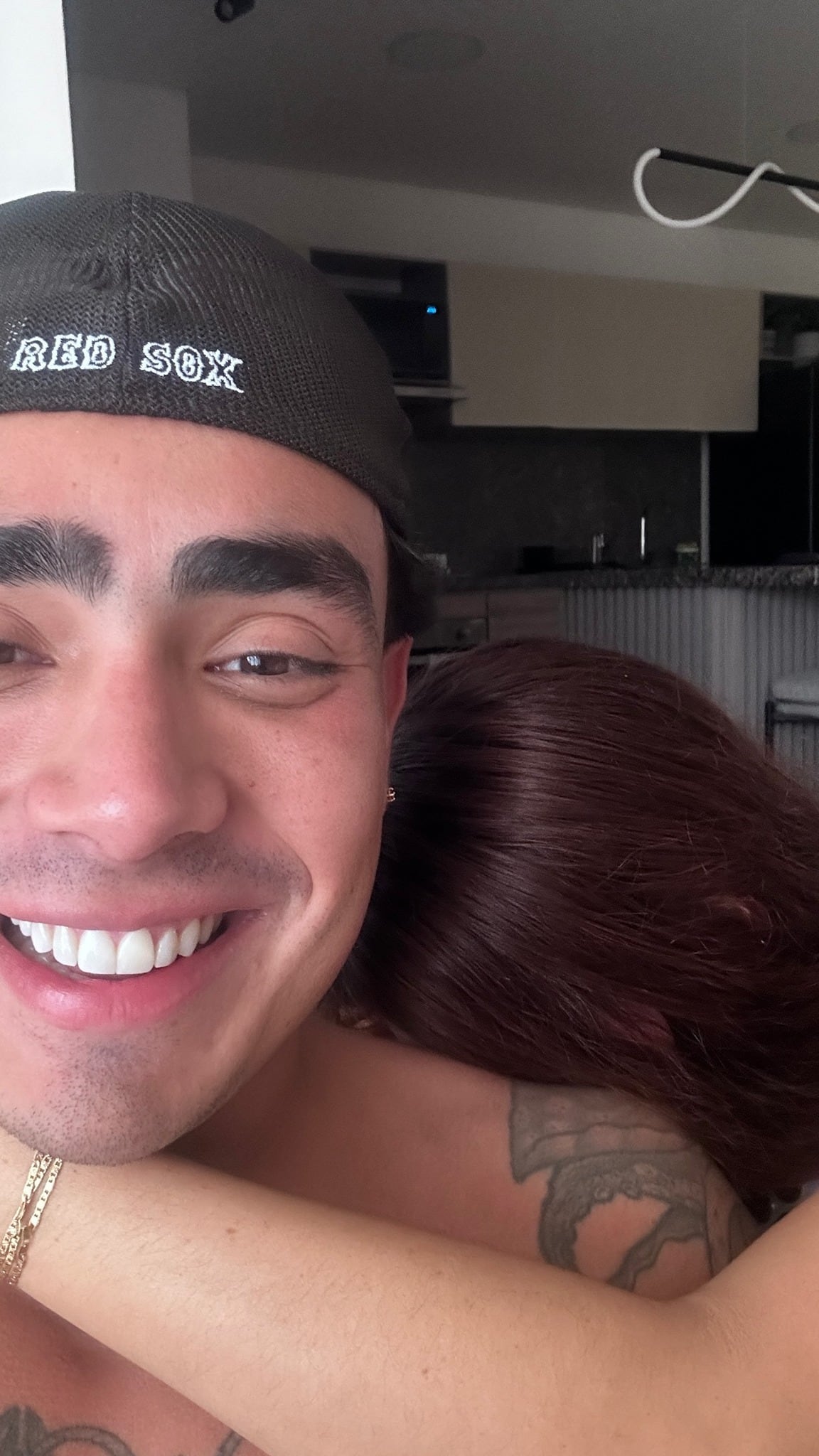 Tras cinco meses de haber finalizado su relación con Andrea Valdiri, el influencer compartió una misteriosa imagen que ha generado una ola de comentarios -crédito @VideoLatam1/X