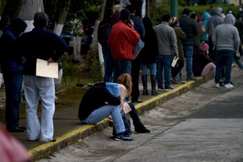Fila de derecho habientes del IMSS para hacerse pruebas y solicitar permisos COVID