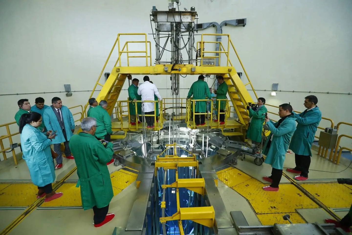 Personal del Instituto Peruano de Energía Nuclear (IPEN) supervisa las instalaciones de la Central Nuclear del Perú