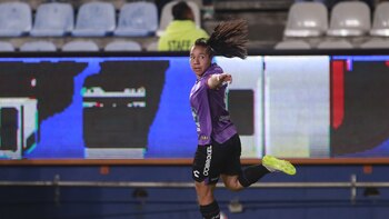 Charlyn Corral marca doblete en