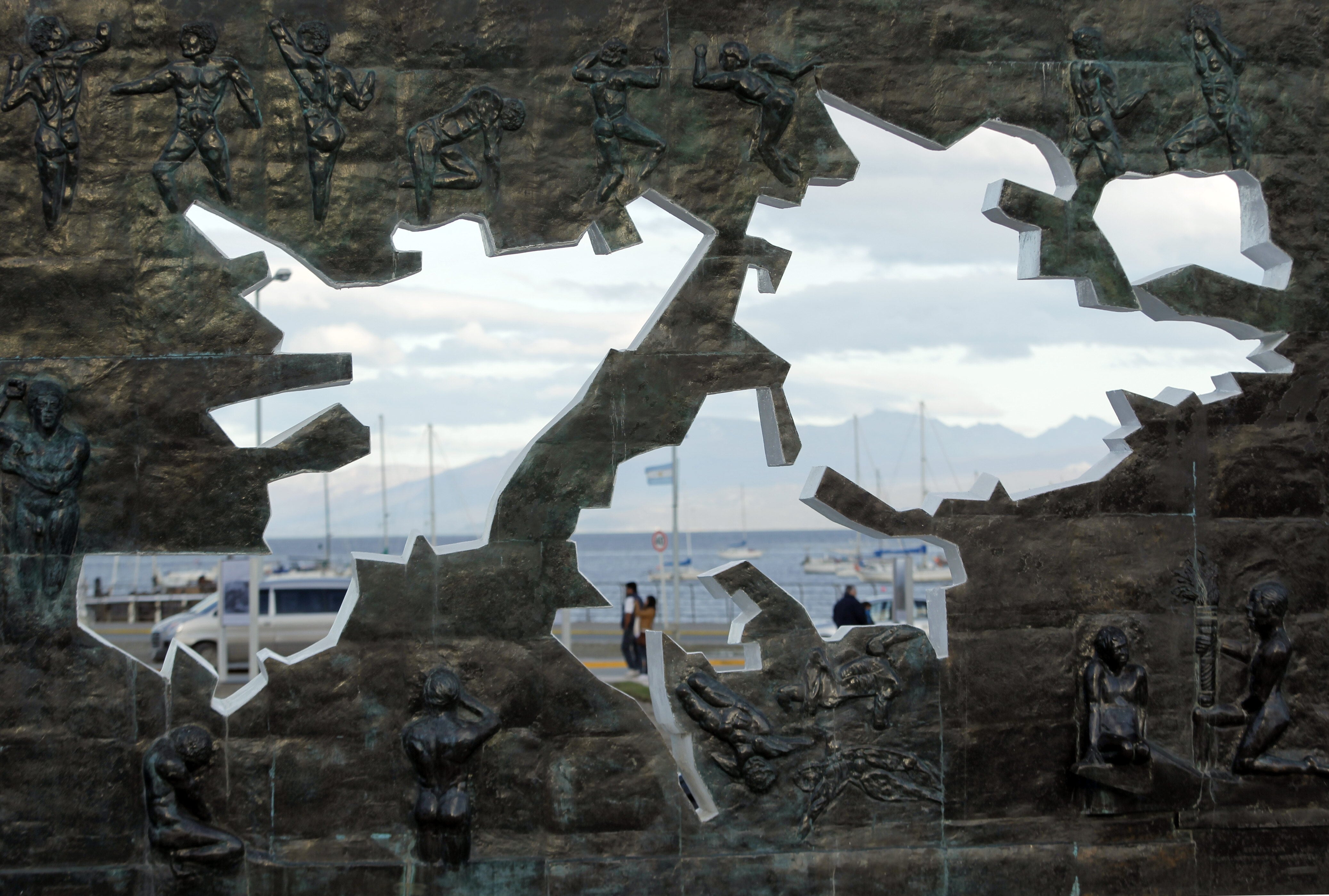 Fotografía de archivo en la que se registró un monumento con el mapa de las Islas Malvinas, en la ciudad de Ushuaia (Argentina). EFE/Leo La Valle